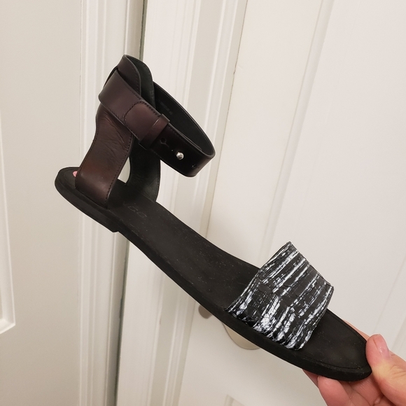 VINCE BLACK & WHITE "Sawyer" Sandals, Size 9 = 40, Stylish Flats Sleek - Picture 9 of 12